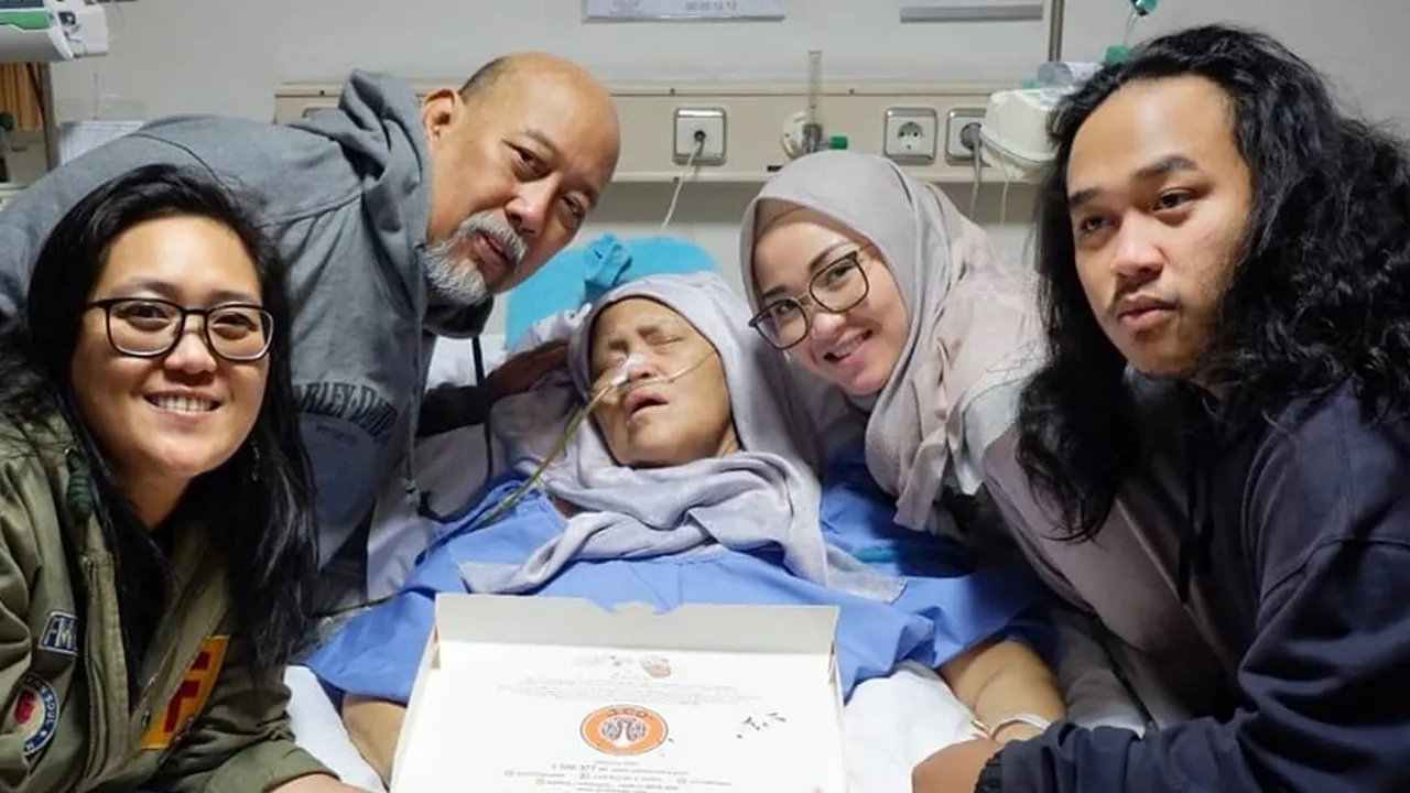 Beri Doa dan Semangat, Indro Warkop Rayakan Ultah Istri di Rumah Sakit