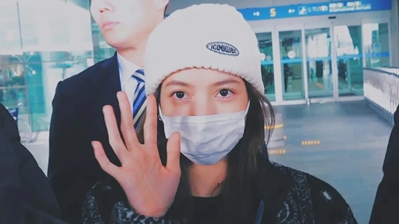 Berinteraksi dengan Penggemar di Bandara, Reaksi Lisa BLACKPINK Jadi Sorotan