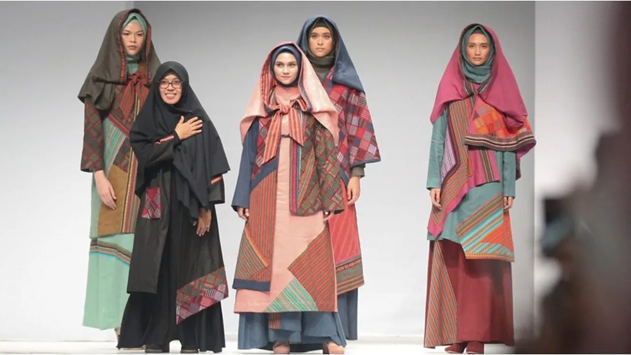 Berjalan di Runaway JWF 2020, Zee Zee Shahab Belajar dari Model-Model Muda