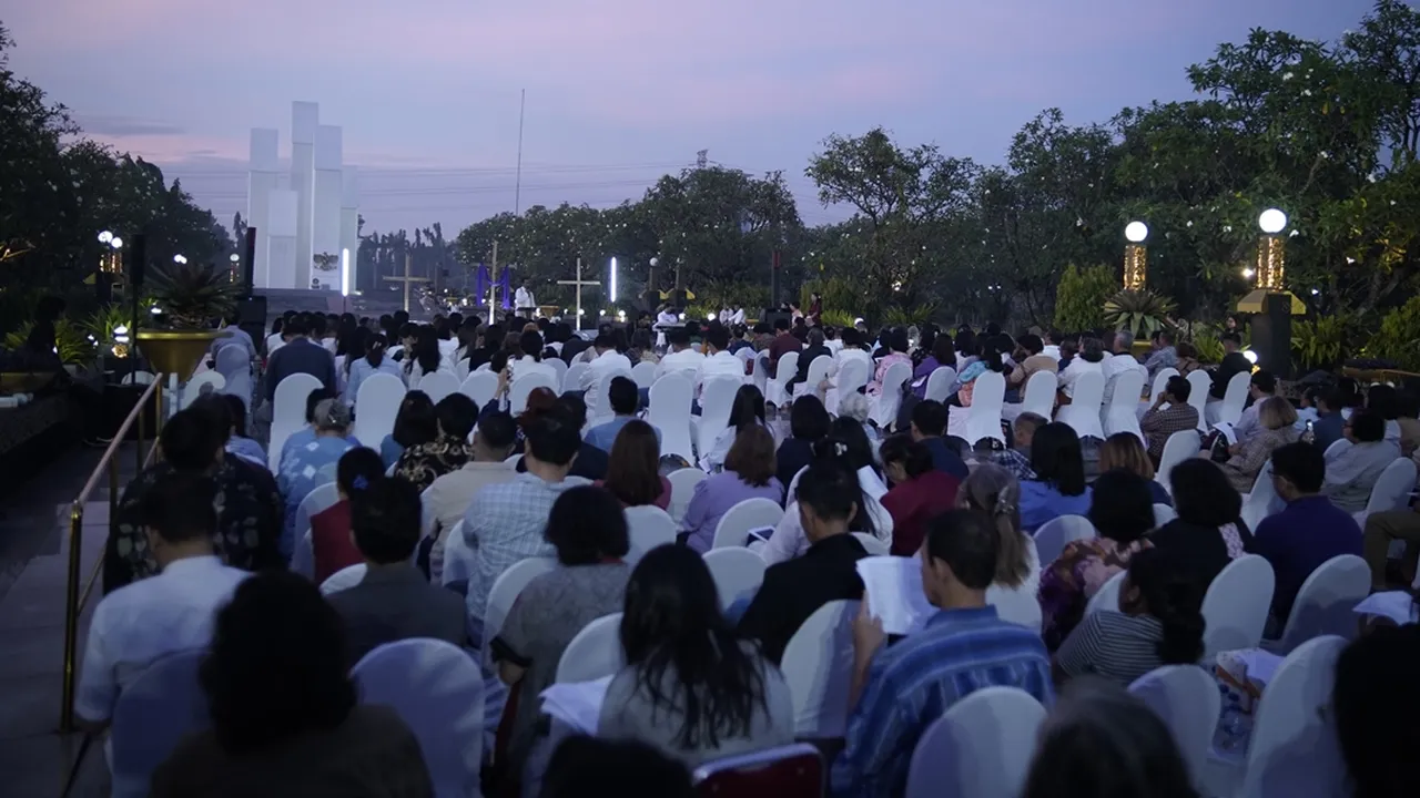 Berlangsung Hangat Penuh Makna, 250 Jemaat Hadiri Paskah Subuh di TMP Kalibata