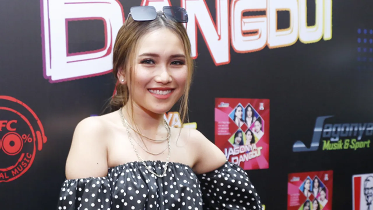 Bermain Sepak Bola Bareng Warga Kampung Jadi Cara Ayu Ting Ting Sambut Tahun Baru 2020