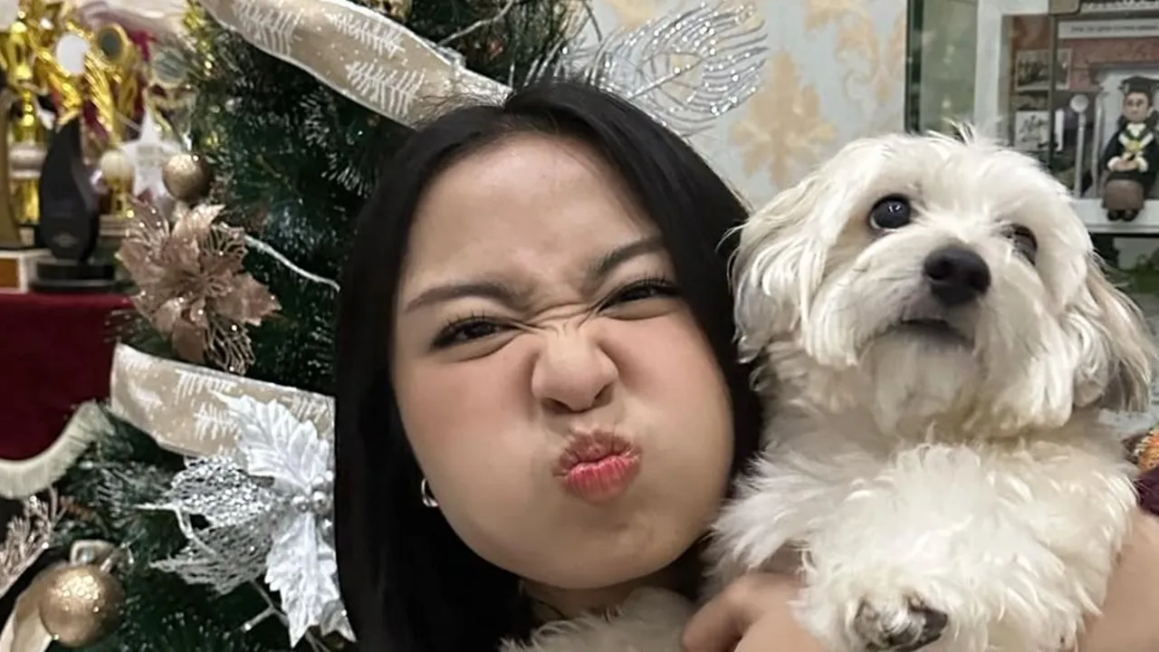 Bernadya Rayakan Natal 2025 Mudik ke Surabaya, Bagi-Bagi Kado dan Kenang 'Opa Santa'