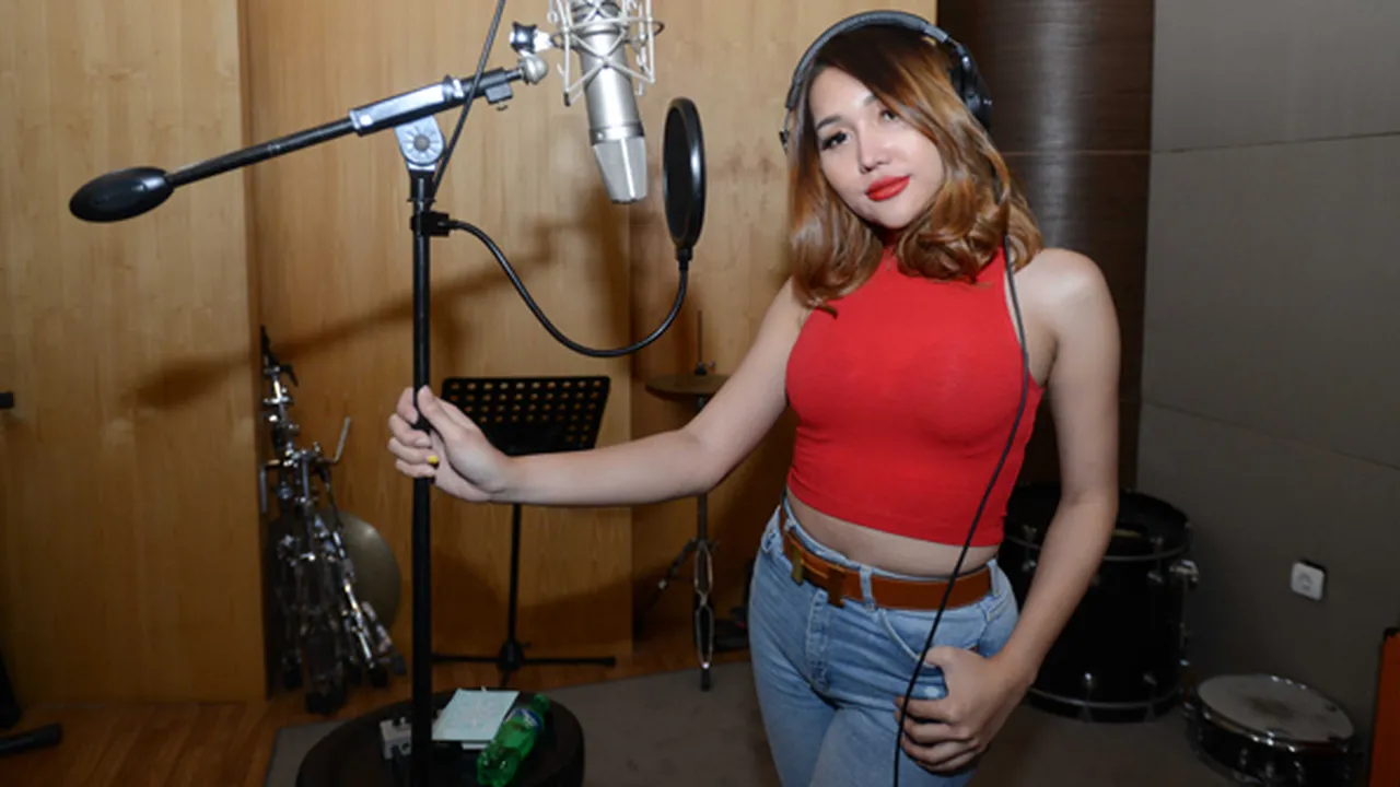 Bersandar di Bahu & Beri Icon Hati, Lucinta Luna Ungkap Sosok 'My Bii' Lewat Akun IG