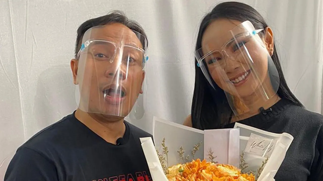 Bersandar Mesra di Bahu Vicky Prasetyo, Kalina Ocktaranny Tuai Cibiran dari Netizen Bersandar Mesra di Bahu Vicky Prasetyo, Kalina Ocktaranny Tuai Cibiran dari Netizen