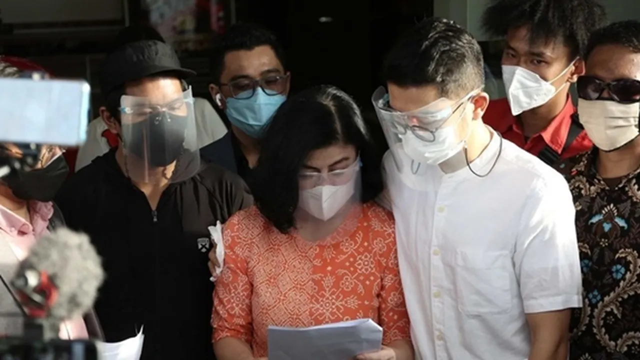 Berseteru, Desiree Tarigan dan Hotma Sitompul Belum Ajukan Perceraian, Damai?