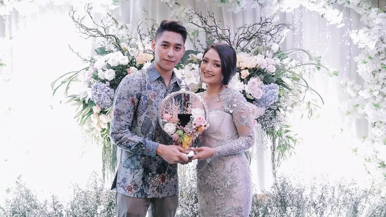 Bertema Garden Party, Siti Badriah Siapkan 3 Gaun Putih di Acara Resepsi Pernikahan