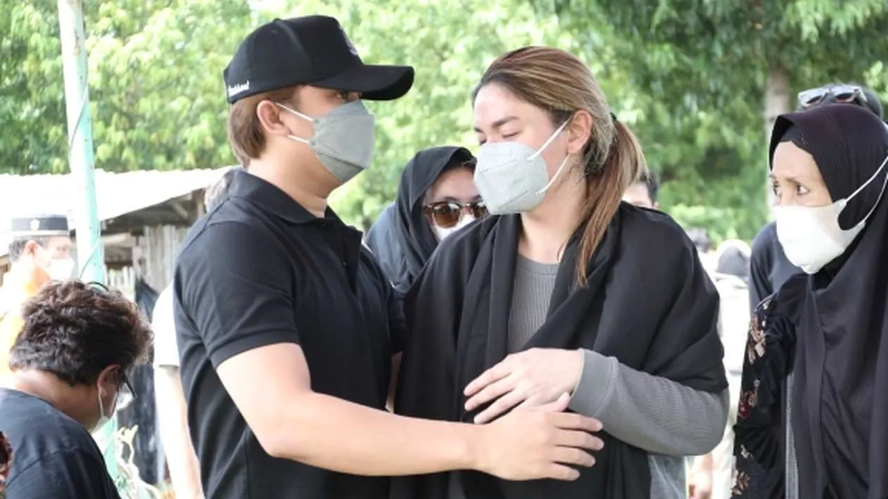 Bertemu Hilda Vitria di Pemakaman Sang Ayah, Ini yang Dibicarakan Billy Syahputra