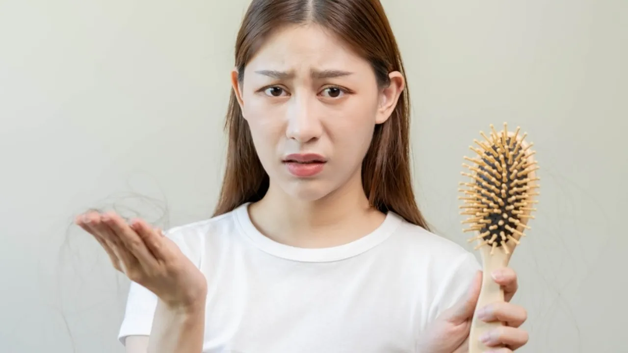 Biar Tak Semakin Parah, Perawatan Rambut Rontok Ini Wajib Kamu Terapkan!