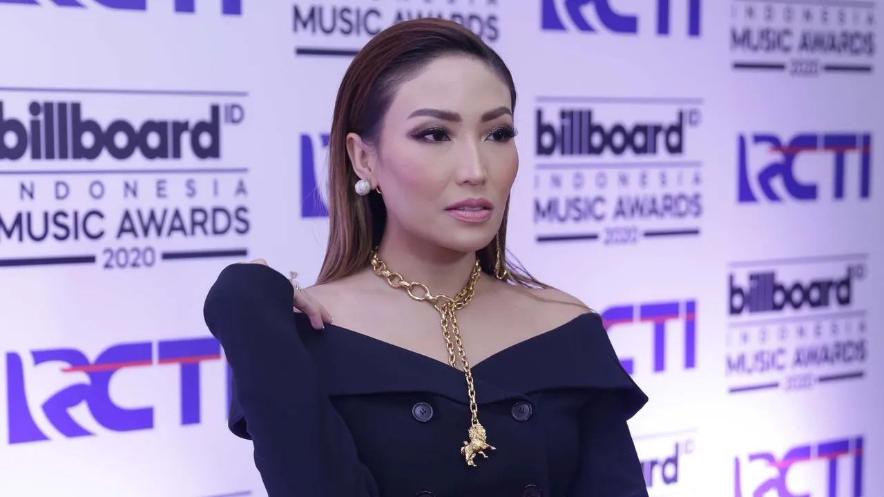 Bikin Channel Youtube, Ayu Dewi Nggak Gengsi Buat Ngedit Videonya Sendiri Bikin Channel Youtube, Ayu Dewi Nggak Gengsi Buat Ngedit Videonya Sendiri