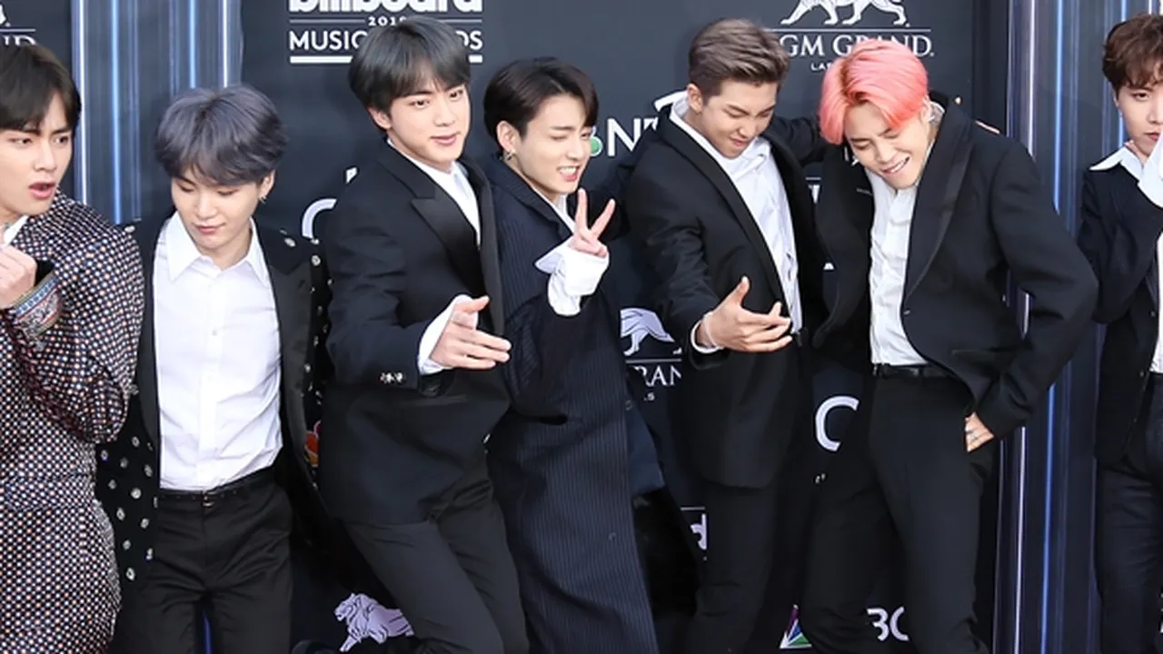 Bikin Ikut Baper, Pria Ini Lamar Kekasihnya di Tengah Konser BTS