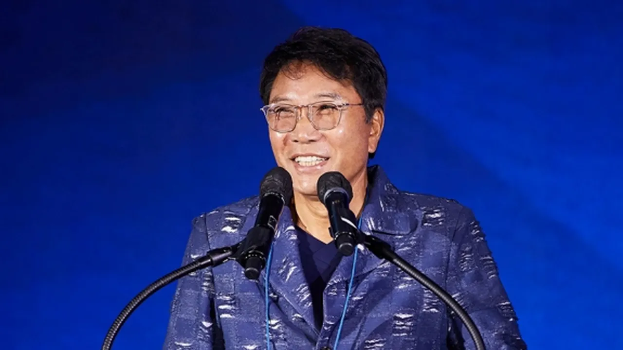 Bikin Kaget Banget Karena Terlalu Random, Seorang Fans K-Pop Ketemu Lee Sooman di Surabaya
