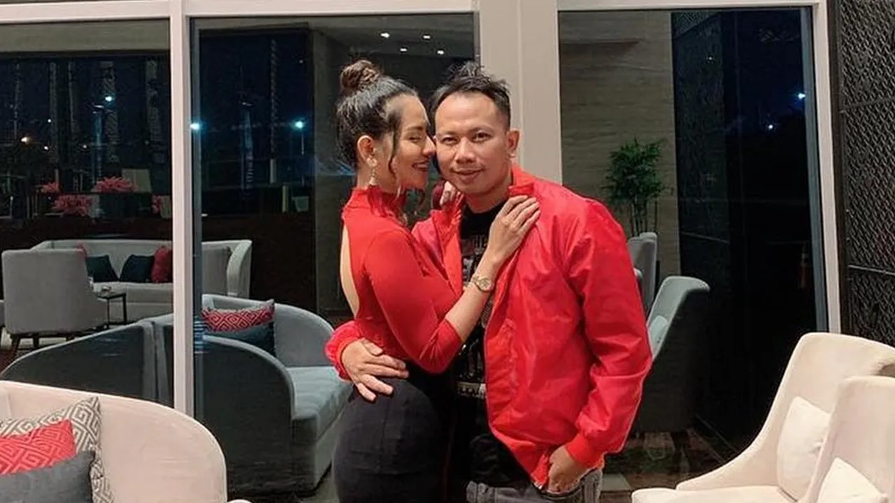 Bikin Panggilan Sayang, Vicky Prasetyo Disebut 'Conjuring' Oleh Anggia Chan Bikin Panggilan Sayang, Vicky Prasetyo Disebut 'Conjuring' Oleh Anggia Chan
