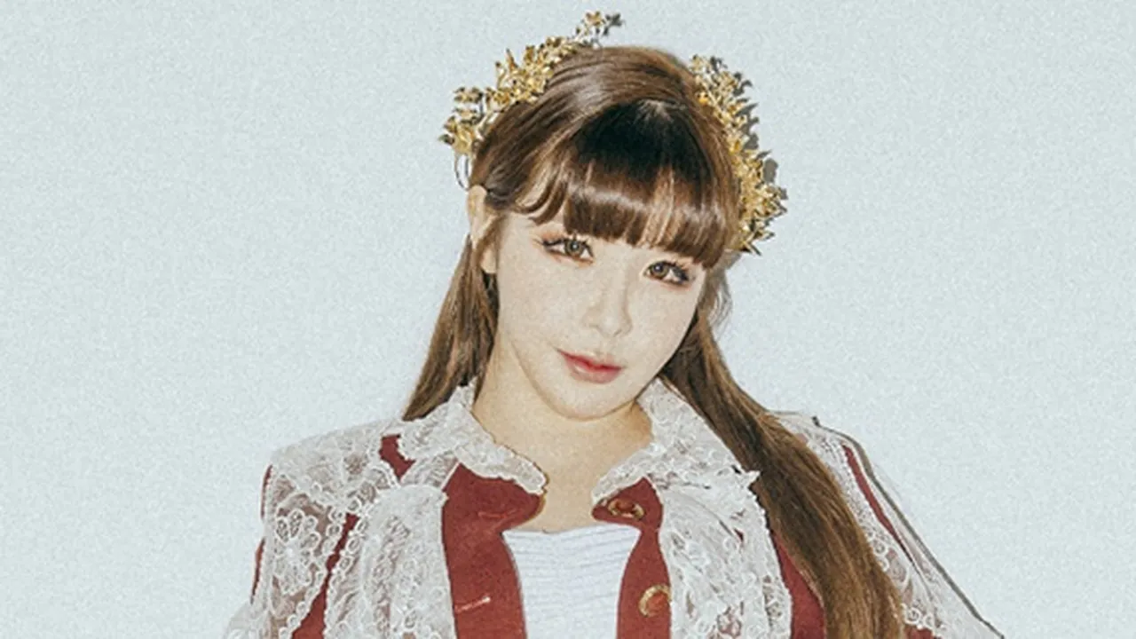 Bikin Pangling, Penampilan Park Bom di 56th GRAND BELL AWARDS Kejutkan Netizen Korea