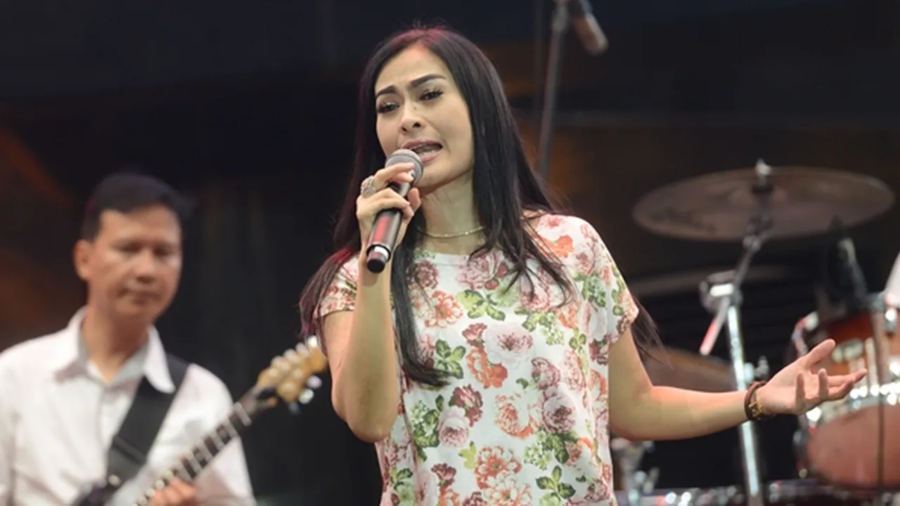 BJ Habibie Meninggal, Iis Dahlia Kenang Pertemuan Terakhir di Supermarket