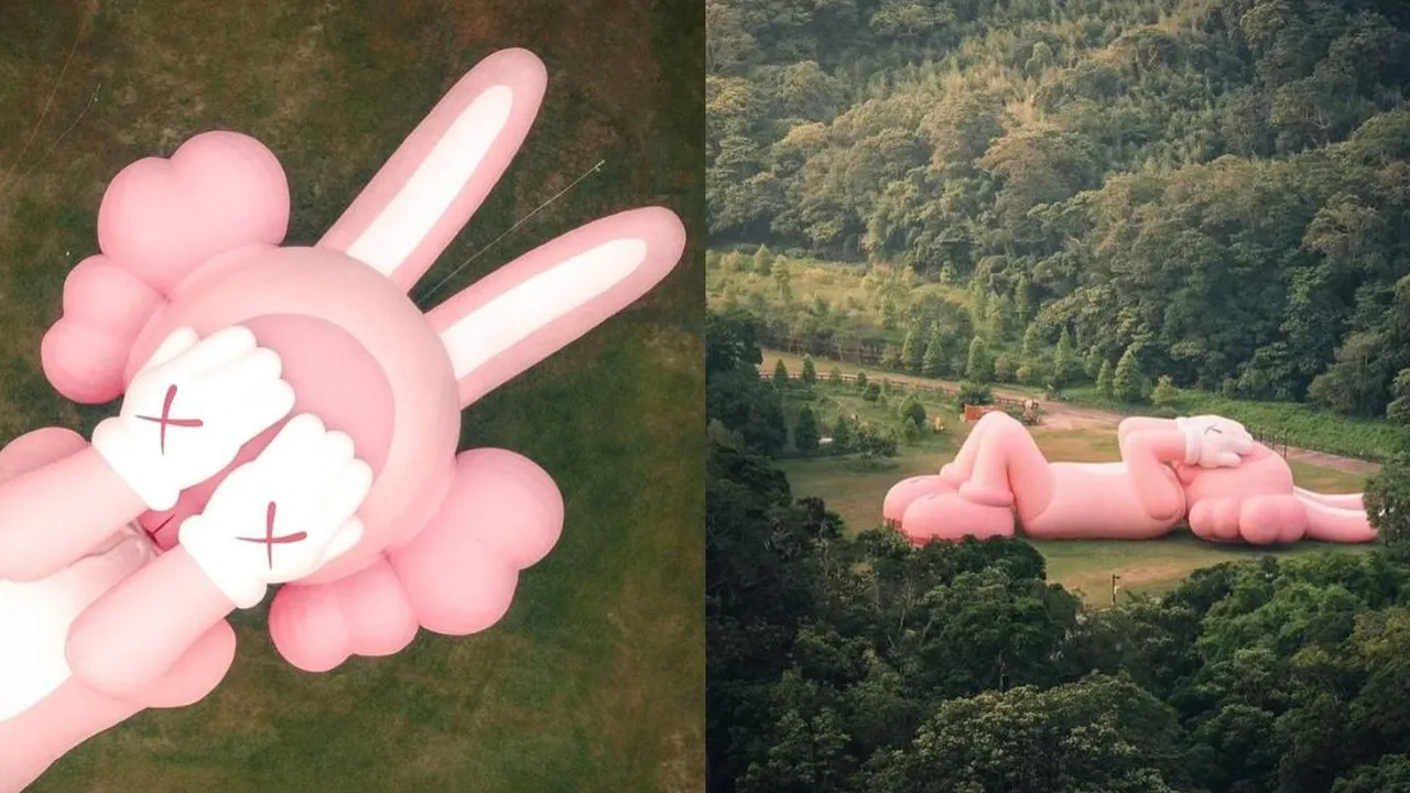 Bukan Editan! Boneka Raksasa Muncul dan Rebahan di Candi Prambanan, Simak Fakta-Faktanya Berikut!