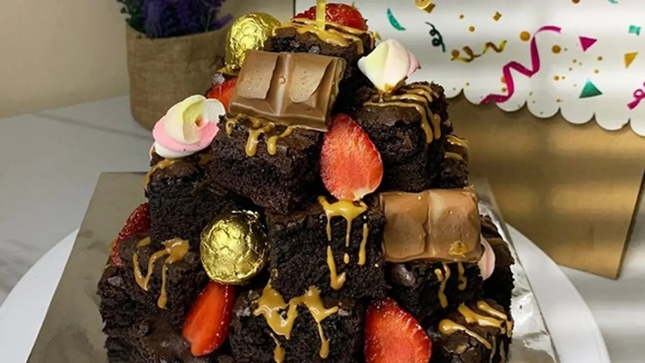 Bosan Kue Ulang Tahun yang Biasa Aja? Cobain Nih Brownies Tower Ala Dapur Masaena yang Legit Abis!