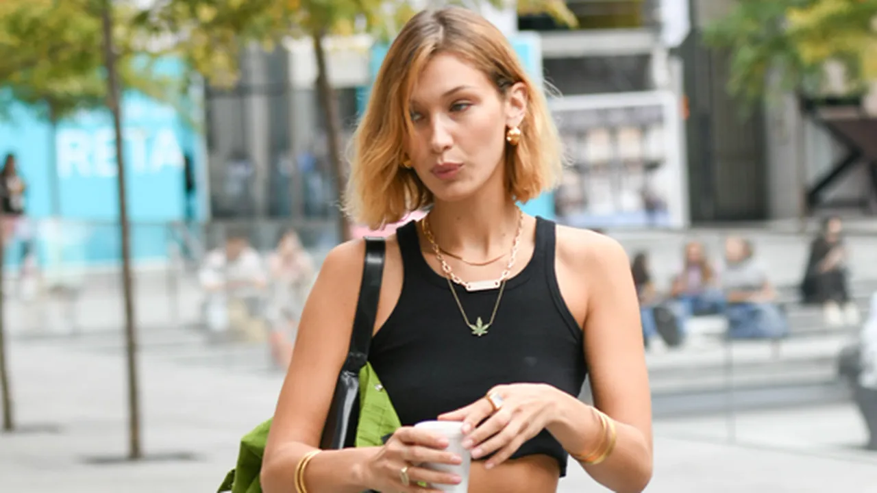 Braless di Pinggir Pantai, Bella Hadid Nekat Baju Tipis & Transparan