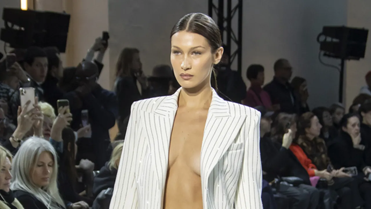 Braless di Runway Chanel, Bella Hadid Jadi Insecure Demi Hindari Nip Slip