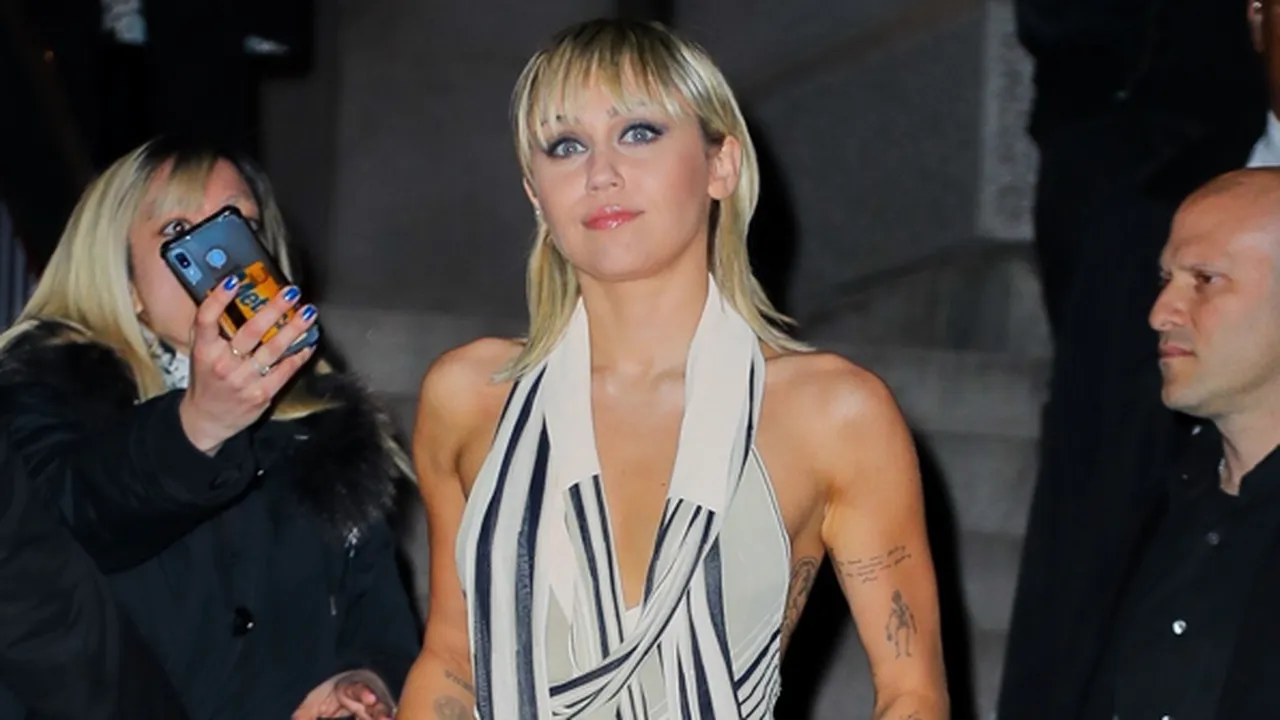 Braless Sepulang dari Runway Marc Jacobs, Miley Cyrus Malah Alami Nip Slip Memalukan