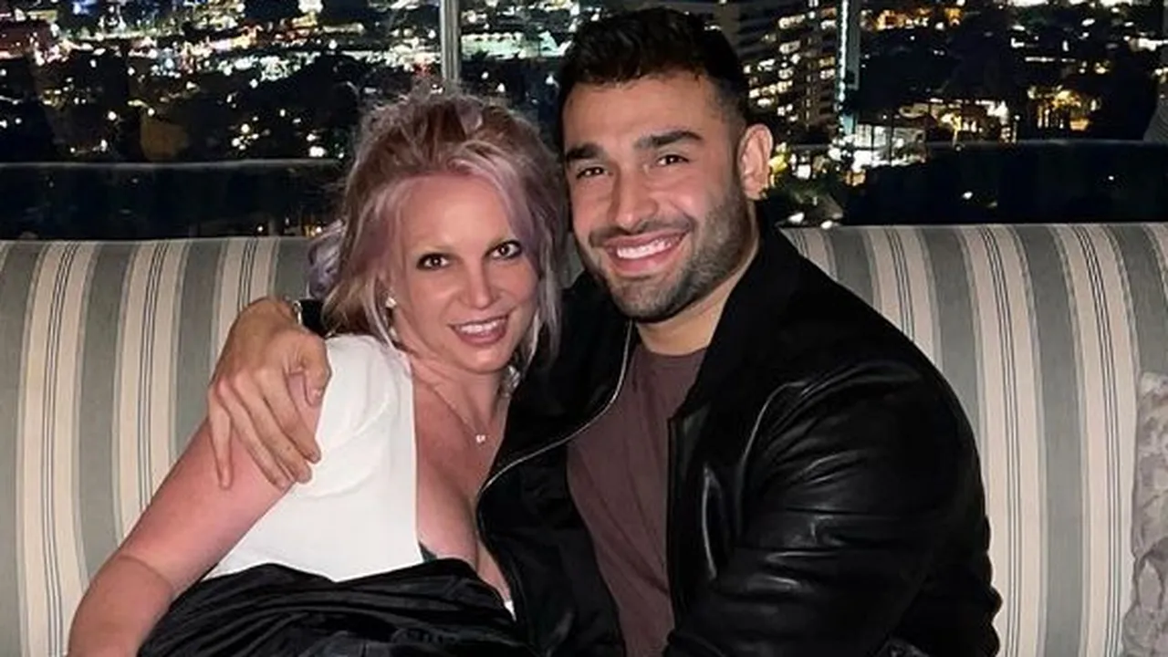 Britney Spears dan Sam Asghari Dikabarkan Menikah Hari Ini, Tak Undang Ayah - Ibu dan Adik Britney Spears dan Sam Asghari Dikabarkan Menikah Hari Ini, Tak Undang Ayah - Ibu dan Adik