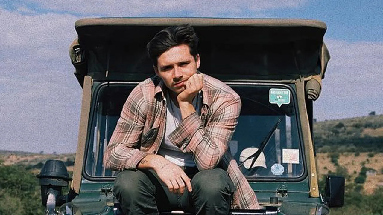 Brooklyn Beckham Akhirnya Pamer Selfie Mesra & Cium Pacar Baru