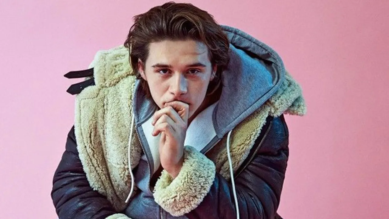 Brooklyn Beckham Tertangkap Cium Mesra Pacar Barunya di Depan Umum