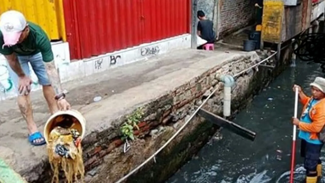 Buang Sampah Sembarangan di Kali, Pria Ini Auto Kena Karma