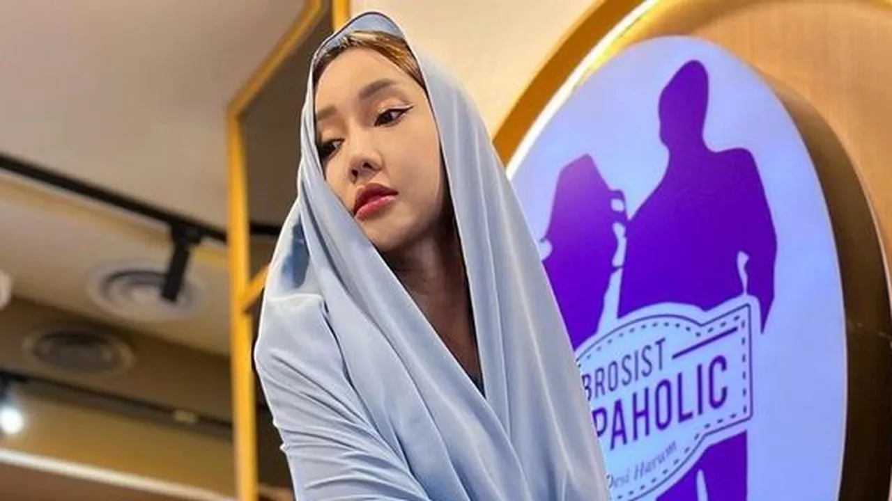 Bukan Baju Baru, Lucinta Luna Lebaran Pakai 'Kepala Baru'