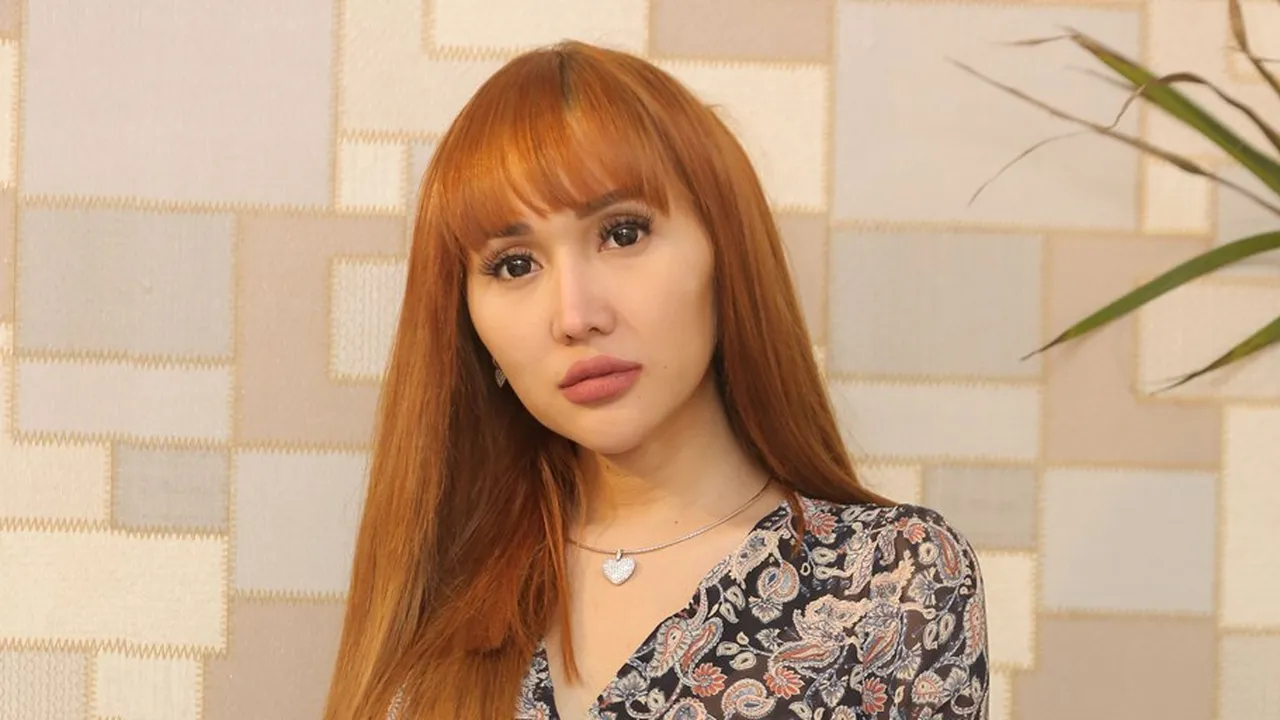 Bukan Bisul, Lucinta Luna Jawab Pertanyaan Soal Jakun di Lehernya Bukan Bisul, Lucinta Luna Jawab Pertanyaan Soal Jakun di Lehernya