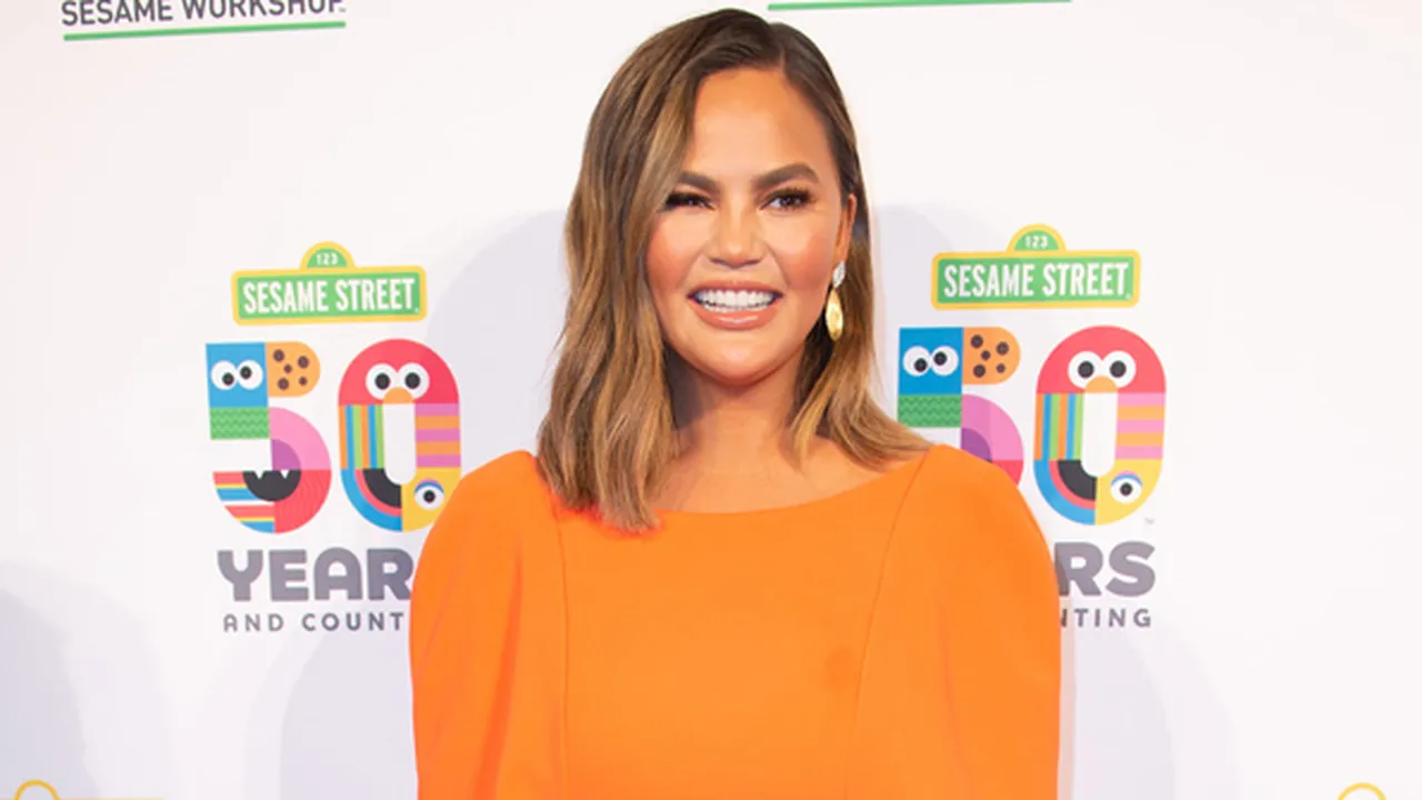 Bukan Cuma Wajah, Chrissy Teigen Juga Pakai Makeup Sampai Paha