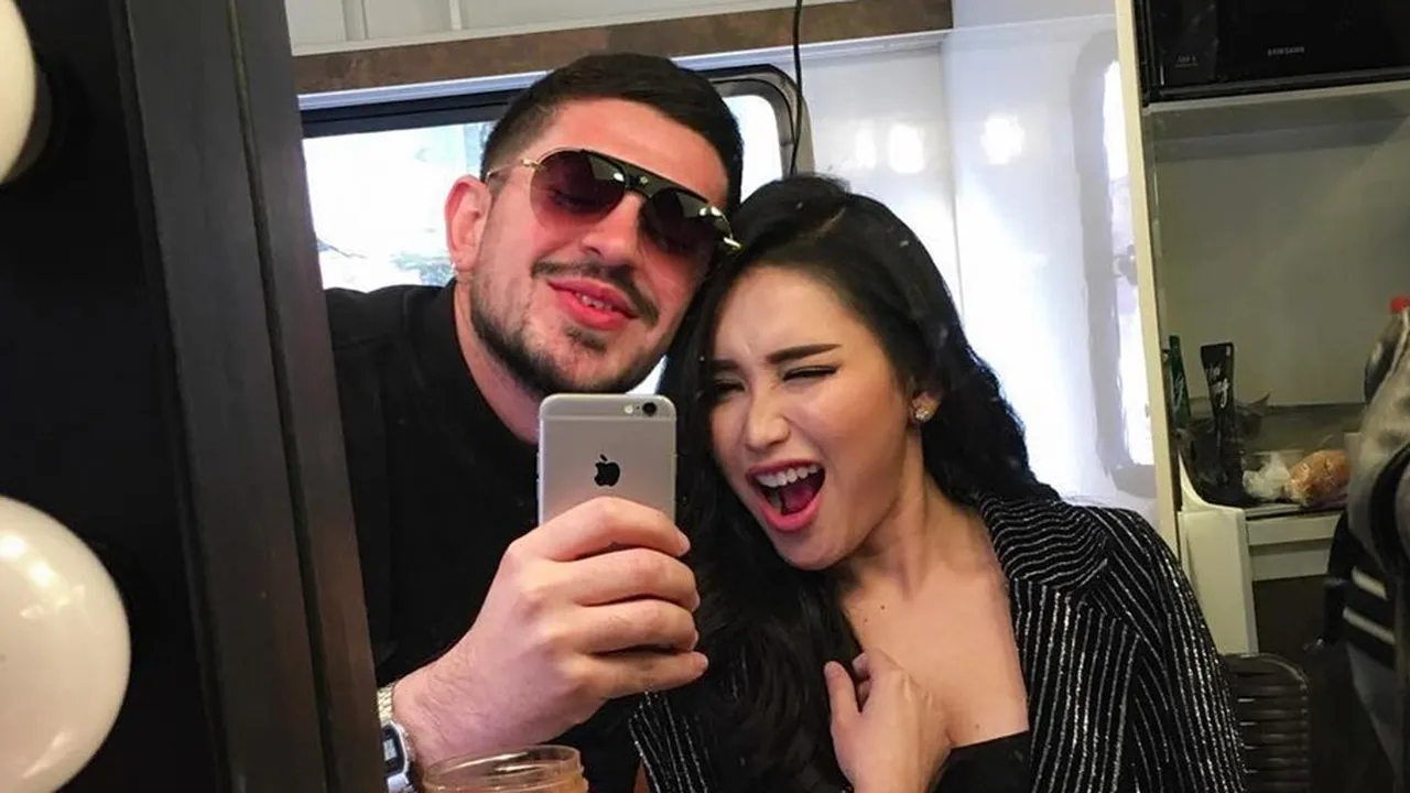 Bukan Emre atau Keremcem, Ayu Ting Ting Kepergok Dicium Pria Turki Lain