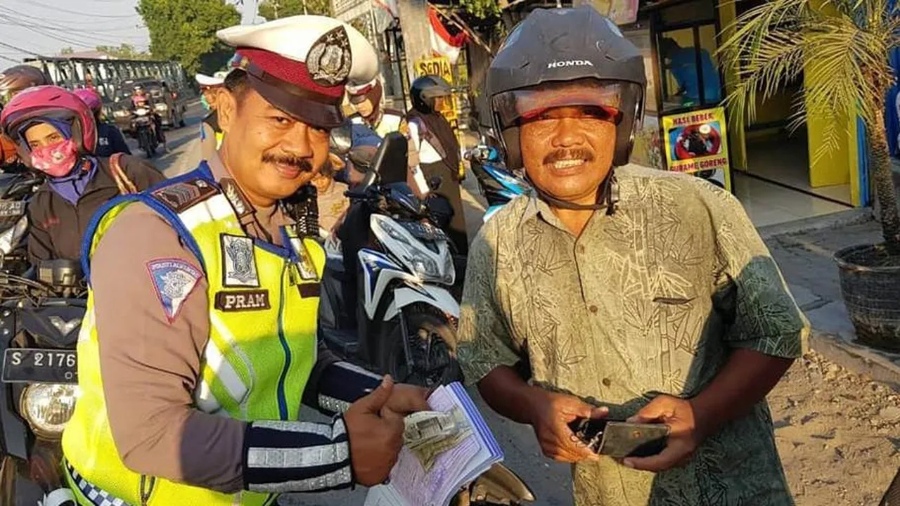 Bukan Karena Anak Tak Sayang Bapak, Polisi di Bojonegoro Ini Tilang Mertua Sendiri