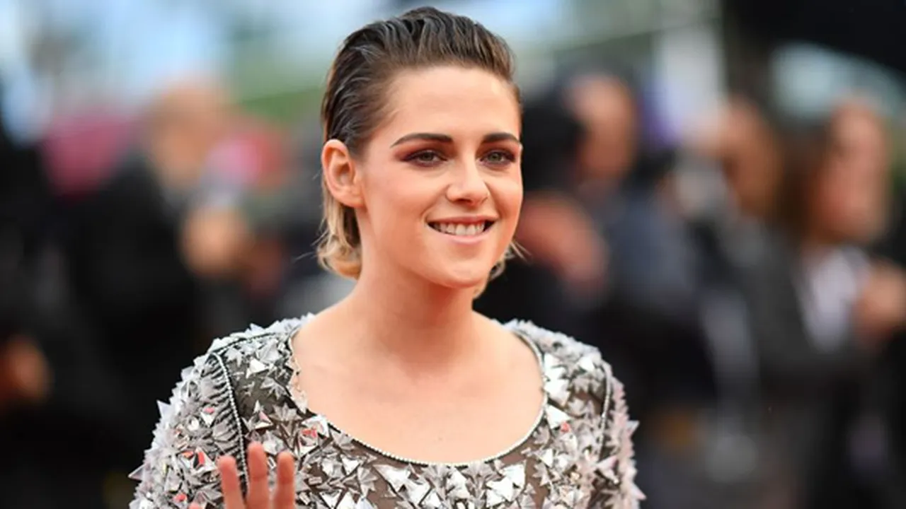 Bukan Stella Maxwell, Kristen Stewart Gandeng Tangan Wanita Lain