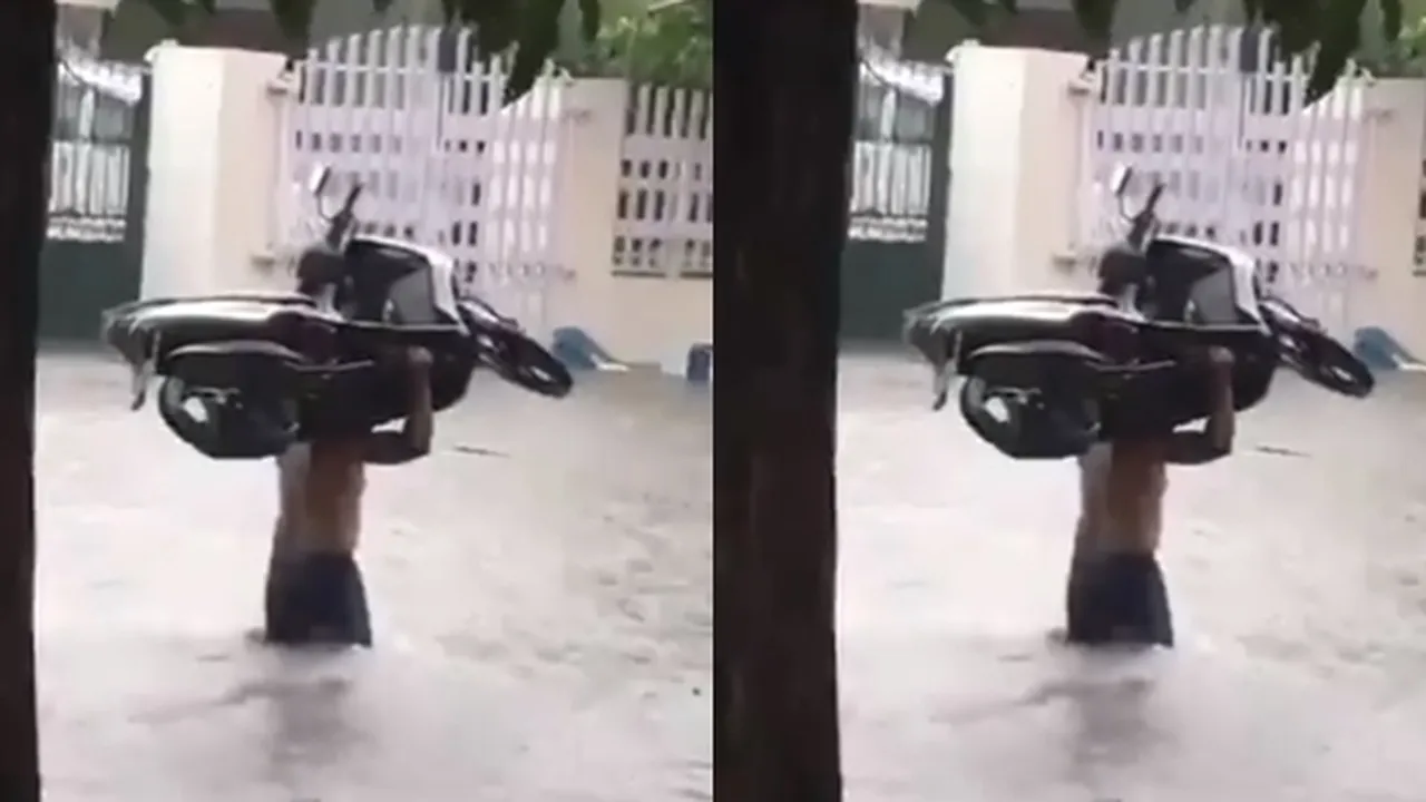 Bukannya Selamatkan Diri Dari Banjir, Lelaki Ini Malah Gendong Sepeda Motor di Kepala