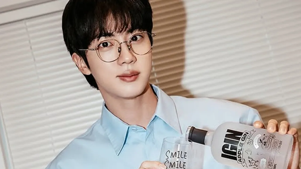 Buktikan Status 'Sold-Out King', Kacamata yang Dipakai Jin BTS Langsung Ludes