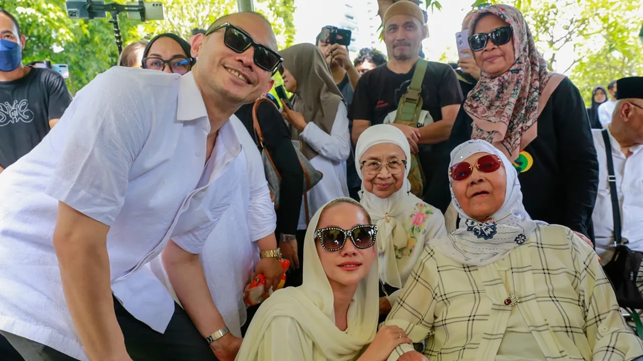 Bunga Citra Lestari dan Tiko Turut Antarkan Ayahanda Bimbim Slank ke Peristirahatan Terakhir
