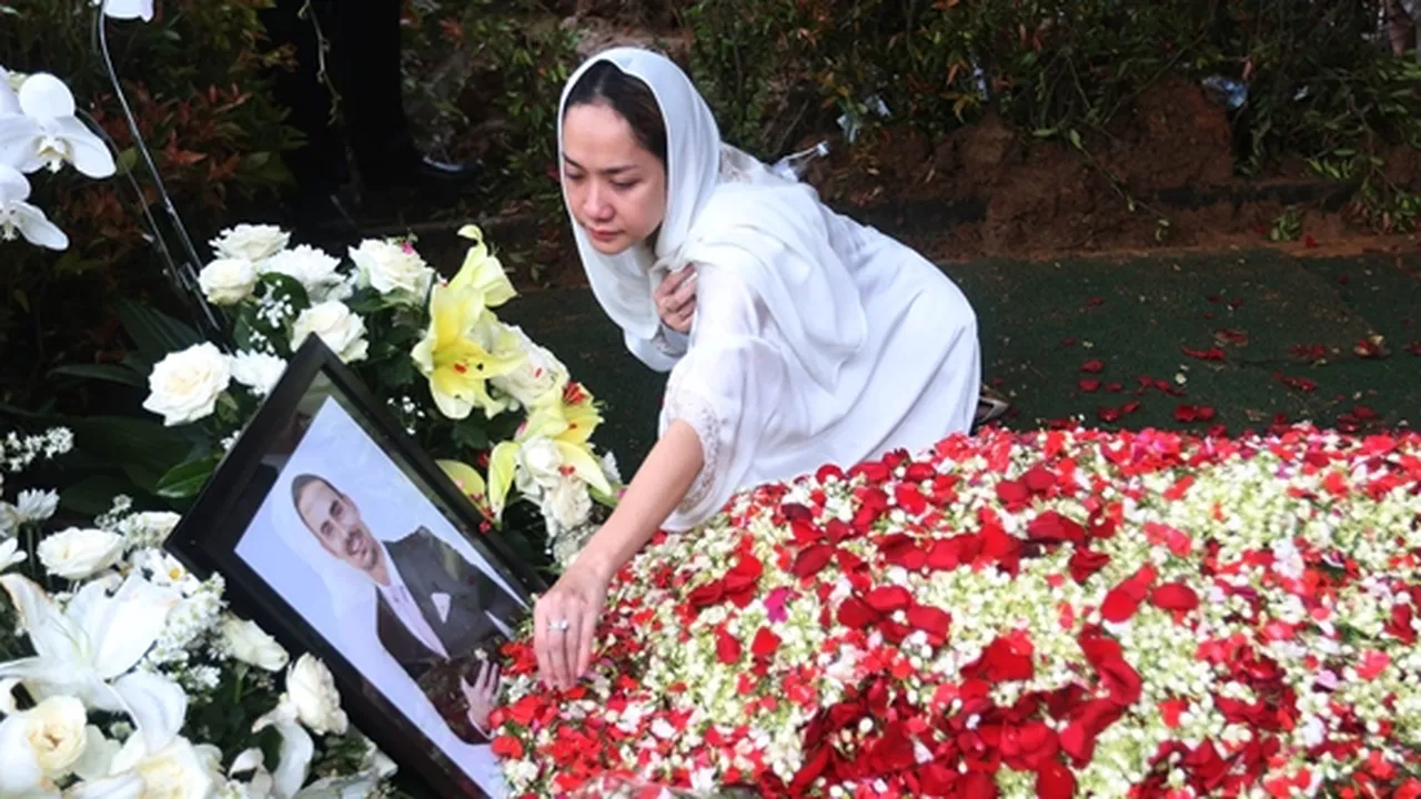 Bunga Citra Lestari Kembali Sambangi Makam Sang Suami Sehari Setelah Dikuburkan
