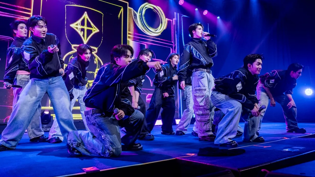 BUS Sapa Penggemar Indonesia Lewat Fancon Perdana 'The First Light in Jakarta'
