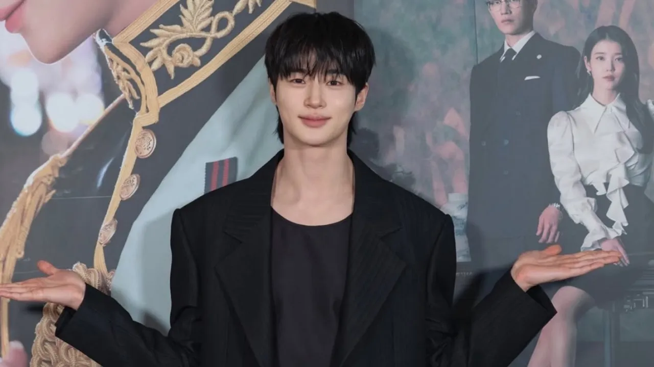Byeon Woo Seok Rilis Light Stick, Gemas Bentuk Kotak Surat