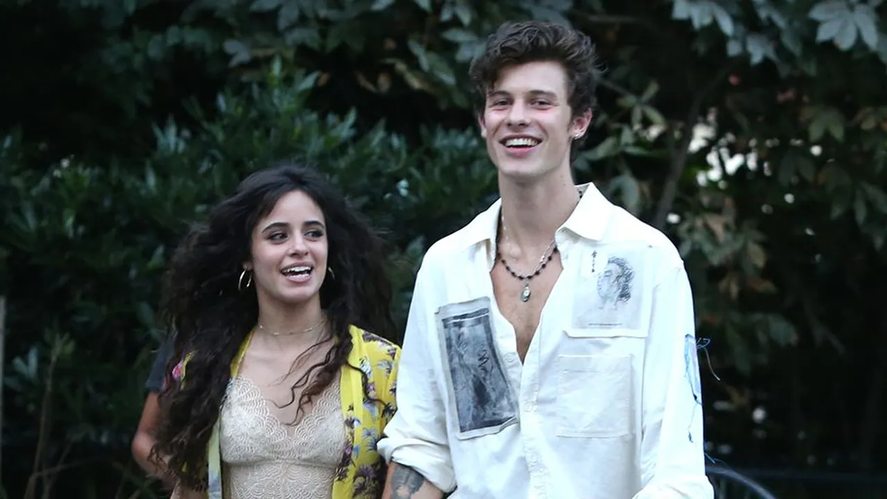 Camila Cabello dan Shawn Mendes Pamer Ciuman ala Ikan, Konfirmasi Pacaran?
