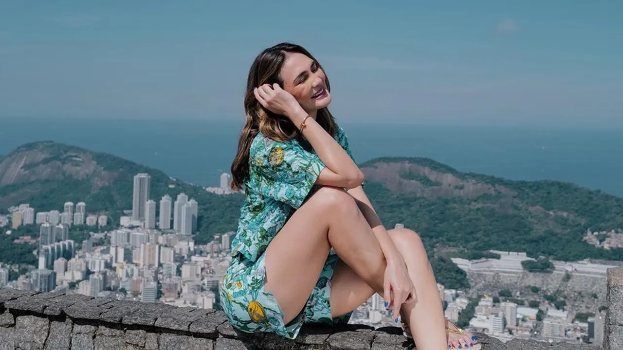 Cantik Berbunga-Bunga! Ditanya Kabar Berpacaran dengan Maxime Bouttier, Luna Maya Meminta Didoakan