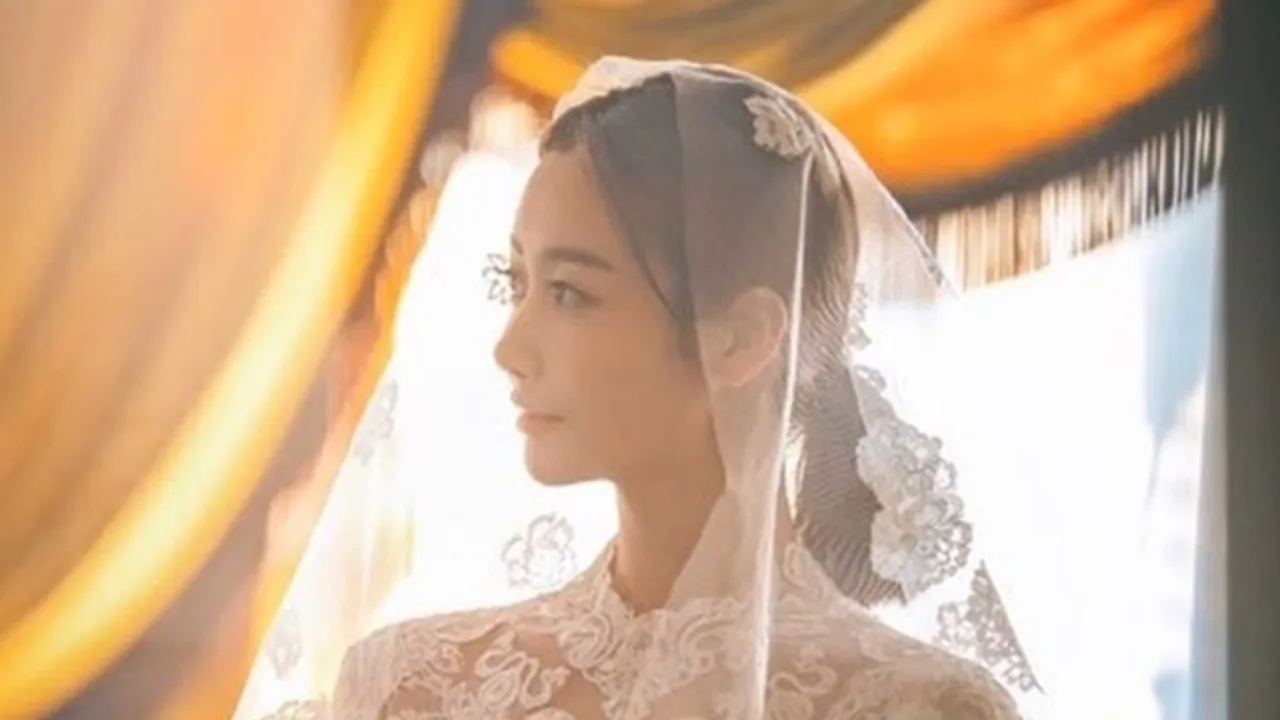 Cantik dalam Balutan Baju Pengantin, Gummi Crayon Pop Umumkan Pernikahan dan Kehamilan