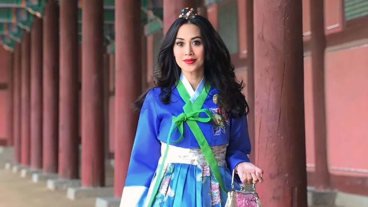 Cantiknya Diah Permatasari Saat Kenakan Hanbok Pakaian Tradisional Korea