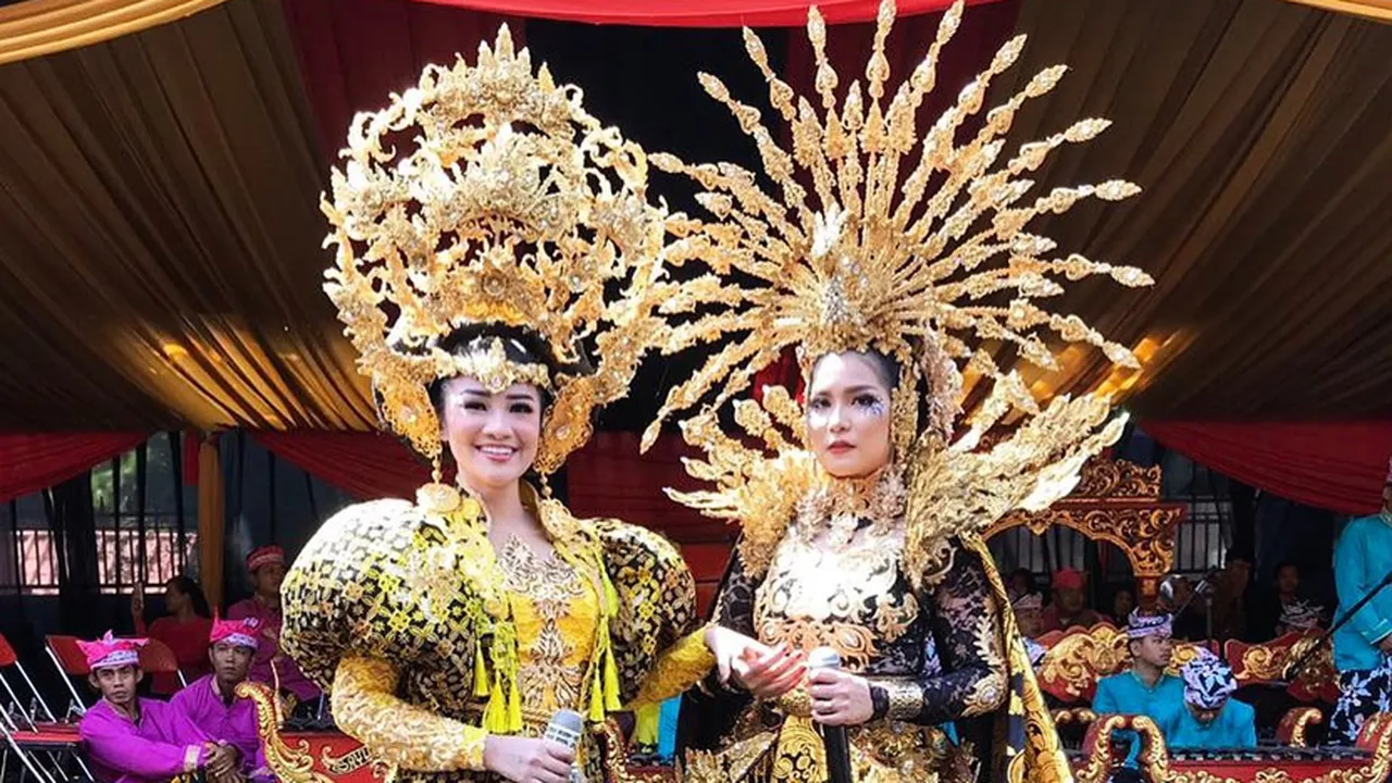 Cantiknya Duo Fitri Carlina dan Fitri Tamara Tampil di Banyuwangi Ethno Carnival