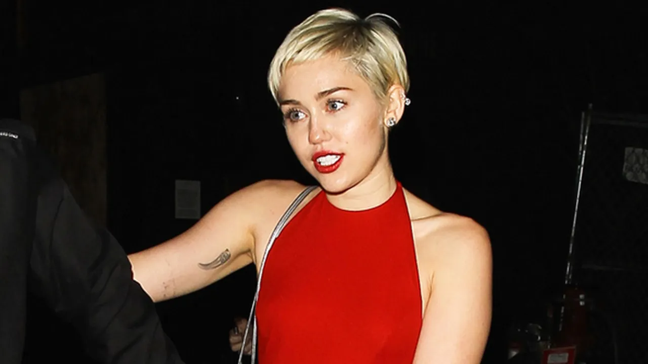 Cantiknya Miley Cyrus Bersanding dengan Ayah & Ibunya di Hari Pernikahan