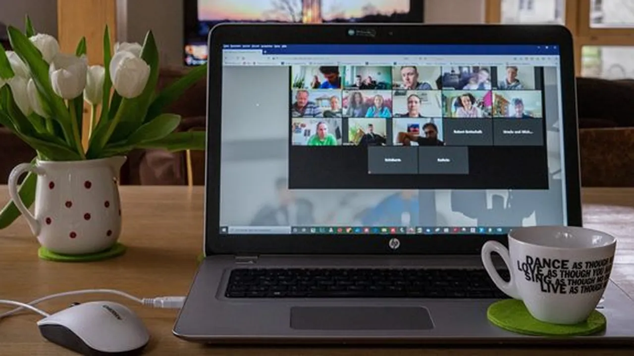 Cara Agar Kamera Laptop Jernih saat Online Meeting agar Terlihat Lebih Profesional