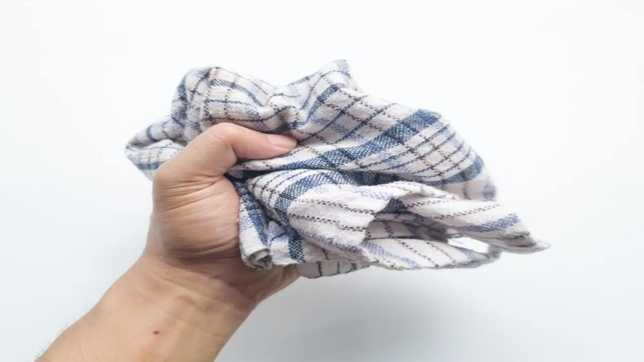 Cara Ampuh Menghilangkan Noda dan Bau Apek pada Lap Dapur