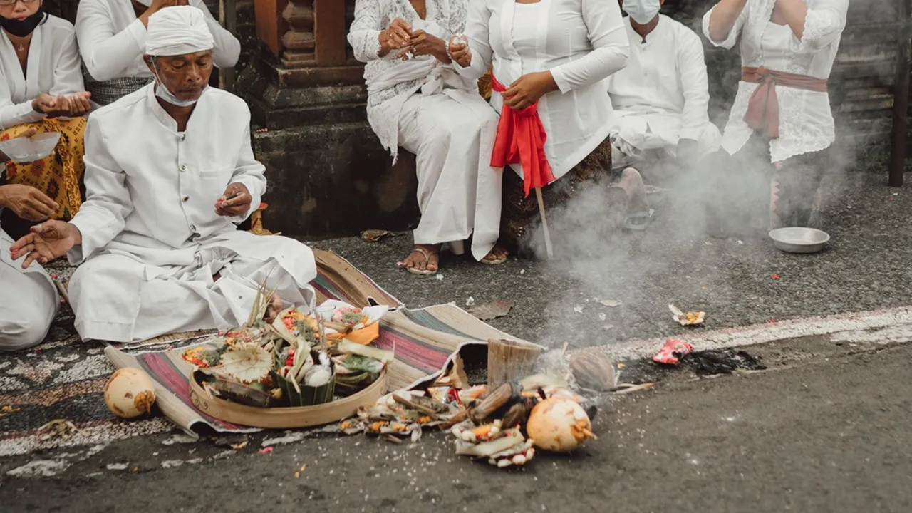 10 Cara Buang Sial Menurut Primbon Jawa Paling Ampuh, Bisa Dicoba!