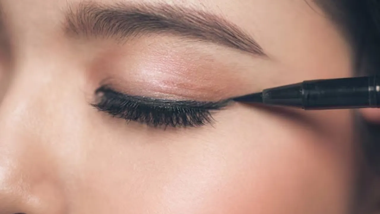 Cara Cepat Menghapus Coretan Eyeliner Tanpa Mengganggu Makeup, Tips MUA yang Viral di Tiktok