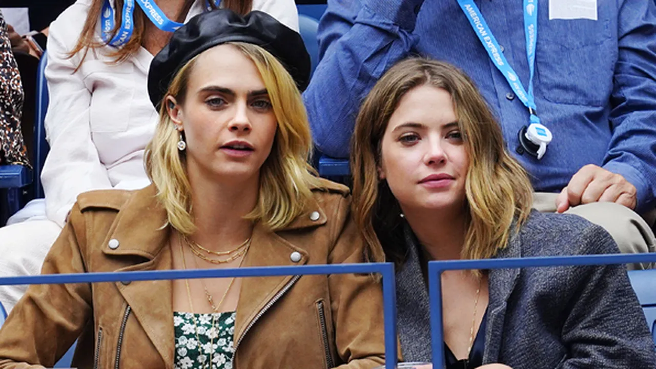 Cara Delevingne Kembali Cium Mesra Ashley Benson di Depan Umum Cara Delevingne Kembali Cium Mesra Ashley Benson di Depan Umum